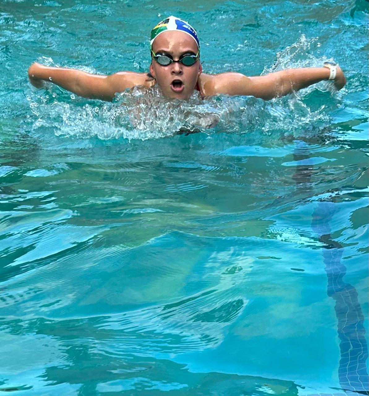 boy with swimming goggles and swimming cap diving at splashmates swim school